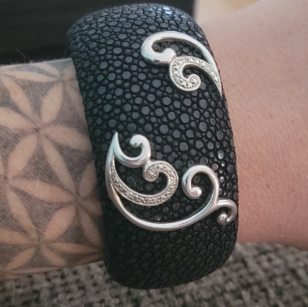 Stingray and Diamond Cuff Bracelet - Picture 4 of 6